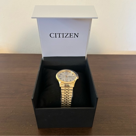 NWT Citizen Quartz WR 50 Analog Watch Gold New with Tags Business Casual Office - Picture 3 of 10